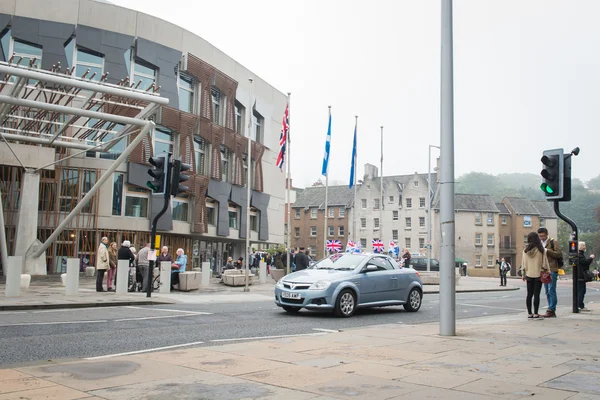 Edinburgh, Skottland, Storbritannien, 18 September, 2014 - allmänna att uttrycka sin åsikt om självständighet under folkomröstningen dag framför skotska parlament byggnaden — Stockfoto