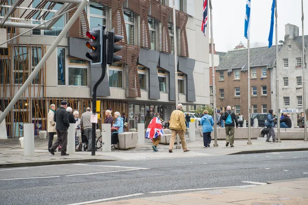 EDINBURGH, ÉCOSSE, Royaume-Uni, 18 septembre 2014 - Le public exprime son opinion sur l'indépendance lors de la journée référendaire devant le bâtiment du parlement écossais — Photo