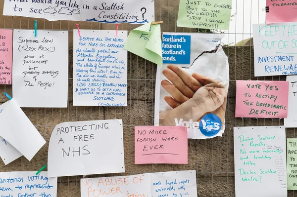 EDINBURGH, ÉCOSSE, RU, 18 septembre 2014 - Messages manuscrits concernant l'indépendance de l'Écosse le jour du référendum — Photo