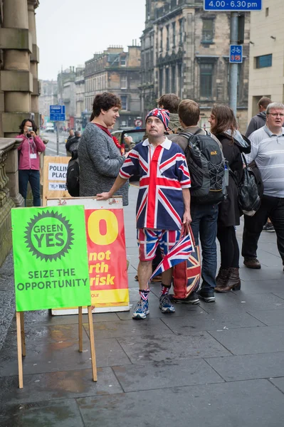 EDINBURGH, SCOTLAND, Marea Britanie, 18 septembrie 2014 - bărbat care își exprimă opinia cu privire la independență în timpul zilei referendumului — Fotografie, imagine de stoc