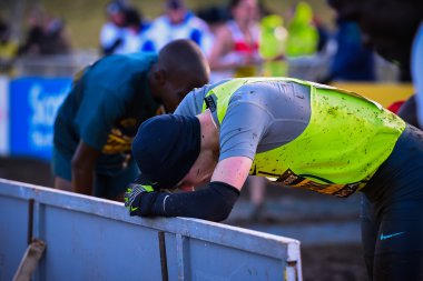 Edinburgh, İskoçya, Birleşik Krallık, 10 Ocak 2015 - elit sporcuların büyük Edinburgh çapraz ülke çalıştırmak sonra yorgun. Erkekler Invitational 4 k yarışı geçen yılın şampiyonu Garrett Heath, ABD tarafından kazanıldı.