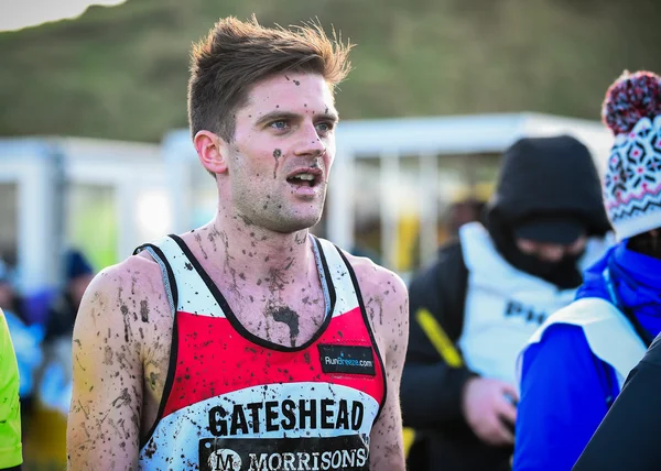 EDINBURGH, SCOTLAND, สหราชอาณาจักร 10 มกราคม 2015 นักกีฬาชั้นนําที่เหนื่อยล้าหลังจากการวิ่ง Great Edinburgh Cross Country Run การแข่งขันชิงแชมป์ชาย 4k นี้ได้รับรางวัลโดยแชมป์ปีที่แล้ว Garrett Heath of USA . — ภาพถ่ายสต็อก