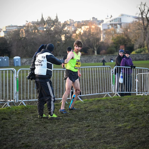 Edinburgh, Skottland, Storbritannien, tryck 10 januari 2015 - fotograf skakar hand med Garrett Heath, Herrarnas Invitational 4 k race vinnare av 2014 och 2015. — Stockfoto