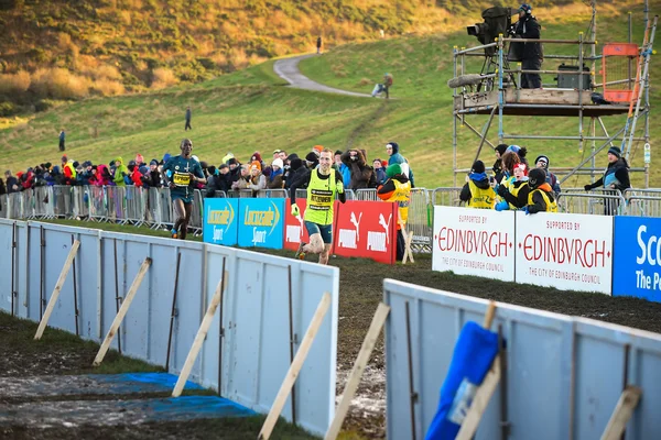 EDINBURGH, SCOTLAND, Reino Unido, 10 de janeiro de 2015 - Dathan Ritzenheim termina em terceiro lugar, com Asbel Kiprop em quarto lugar, na corrida 4k Invitational Masculina na Great Edinburgh Cross Country Run . — Fotografia de Stock