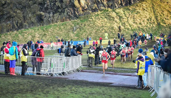 EDINBURGH, SCOTLAND, Reino Unido, 10 de janeiro de 2015 - Campeão de 2014 Chris Derrick liderando o 8k masculino sênior Great Edinburgh Cross Country Run . — Fotografia de Stock