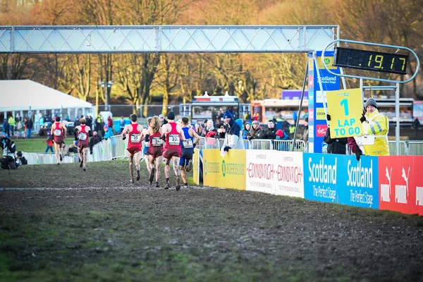 EDINBURGH, SCOTLAND, Reino Unido, 10 de enero de 2015 - atletas de élite compiten en la Gran Carrera de Cross Country de Edimburgo. Esta carrera de 8k masculino fue ganada por el campeón del año pasado Chris Derrick . — Foto de Stock