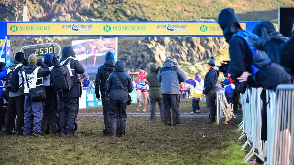 Edinburgh, scotland, uk, 10. januar 2015 - der letztjährige meister chris derrick of usa gewinnt erneut das 8k-rennen der Senioren beim großen edinburgh cross country run. — Stockfoto