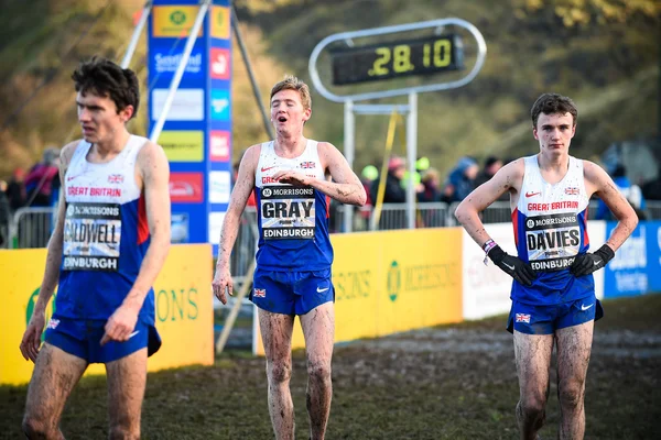 EDINBURGH, SCOTLAND, Reino Unido, 10 de enero de 2015 - atletas de élite agotados después de la Gran Carrera de Cross Country de Edimburgo. Esta carrera de 8k masculino fue ganada por el campeón del año pasado Chris Derrick . — Foto de Stock