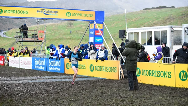 EDINBURGH, SCOTLAND, UK, January 10, 2015 - Fionnuala Britton  crosses the finish line in second place in the Woman's 6k race at the Great Edinburgh Cross Country Run. — Stock Photo, Image