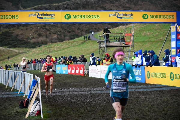 Dinburgh, scotland, uk, januar 10, 2015 - elitäre athleten messen sich beim großen edinburgh cross country run. Das 6k-Rennen der Seniorinnen gewann emilia gorecka, gbr. — Stockfoto