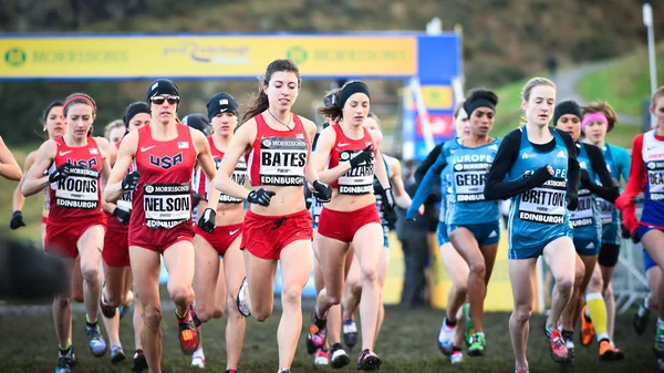 Dinburgh, Skottland, Storbritannien, 10 januari 2015 - elit idrottare tävlar i stora Edinburgh Cross Country Run. Denna äldre kvinna 6 k loppet vanns av Emilia Gorecka, Gbr. — Stockfoto