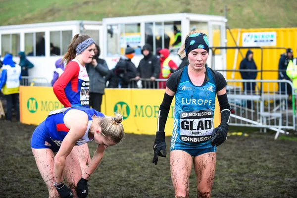 Edinburgh, İskoçya, Birleşik Krallık, 10 Ocak 2015 - elit sporcuların büyük Edinburgh çapraz ülke çalıştırmak sonra yorgun. Kadının 6 k yarış Emilia Gorecka tarafından kazanıldı. — Stok fotoğraf