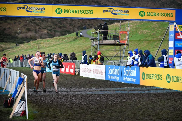 EDINBURGH, SCOTLAND, Marea Britanie, 10 ianuarie 2015 Emilia Gorecka conducând cursa de 6k a femeii la evenimentul Great Edinburgh Cross Country cu un tur de parcurs . — Fotografie, imagine de stoc