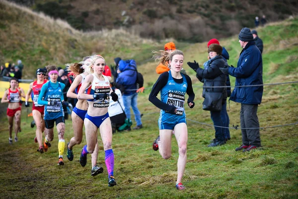 EDINBURGH, SCOTLAND, Reino Unido, 10 de enero de 2015 - Fionnuala Britton lidera la carrera de 6k femenina en el evento Great Edinburgh Cross Country . —  Fotos de Stock