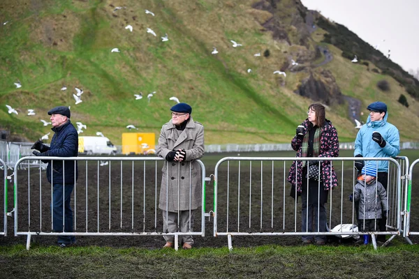 ЭДИНБУРД, СКОТЛАНДИЯ, Великобритания, 10 января 2015 года - публика наслаждается Большим Эдинбургским кроссом, несмотря на плохую погоду . — стоковое фото