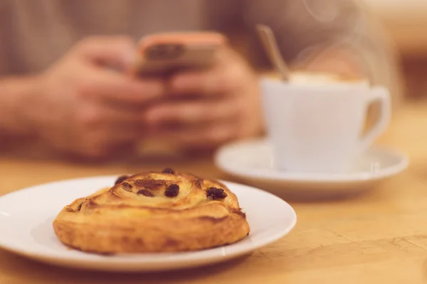常にタッチ。コーヒーを飲みながら、レストランで朝食をとりながらスマート フォンを押し認識できない人間の詳細画像. — ストック写真