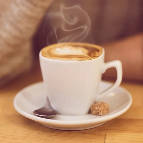 Detalle de la imagen de un hombre irreconocible tomando café y desayunando . —  Fotos de Stock