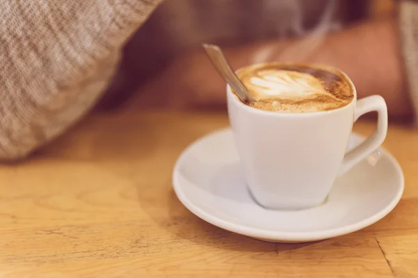 Imagem detalhada do homem irreconhecível bebendo café e tomando café da manhã . — Fotografia de Stock