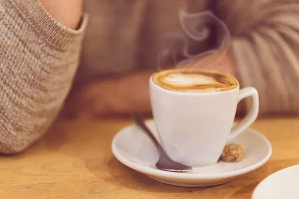 Imagem detalhada do homem irreconhecível bebendo café e tomando café da manhã . — Fotografia de Stock