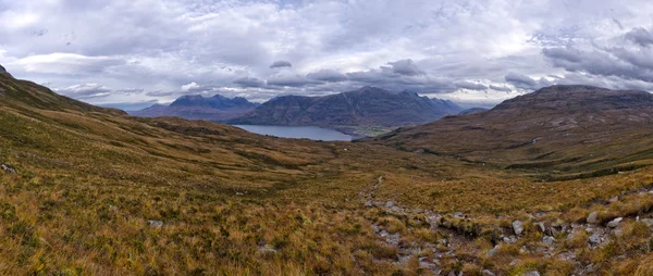 극적인 보기 아름 다운 Wester 로스 산 그리고 호수 Torridon, 스코틀랜드, 영국 — 스톡 사진