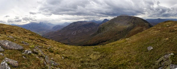 Dramatische uitzicht op prachtige Wester Ross bergen, Torridon, Schotland, Verenigd Koninkrijk — Stockfoto