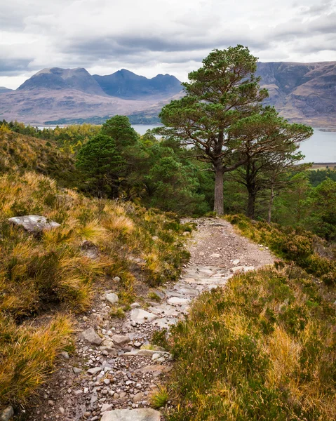 Kilátás nyílik a legszebb hegyek Wester Ross és Loch Torridon, Scotland, Egyesült Királyság — Stock Fotó