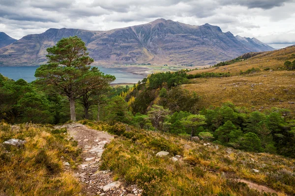 Dramatischer Blick auf wunderschöne westliche Berge und Loch Torridon, Schottland, Großbritannien — Stockfoto