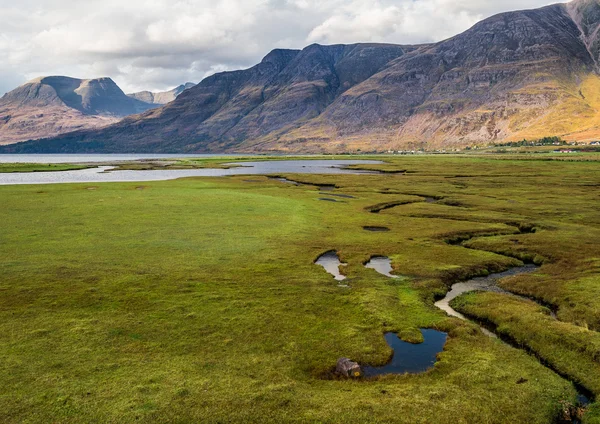 Dramatische uitzicht op prachtige Wester Ross bergen en Loch Torridon, Schotland, Verenigd Koninkrijk — Stockfoto