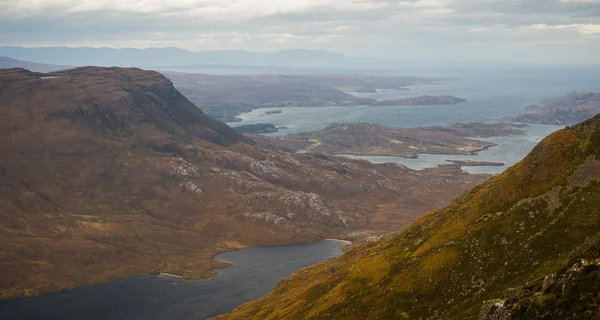Kilátás nyílik a legszebb hegyek Wester Ross és Loch Torridon, Scotland, Egyesült Királyság — Stock Fotó