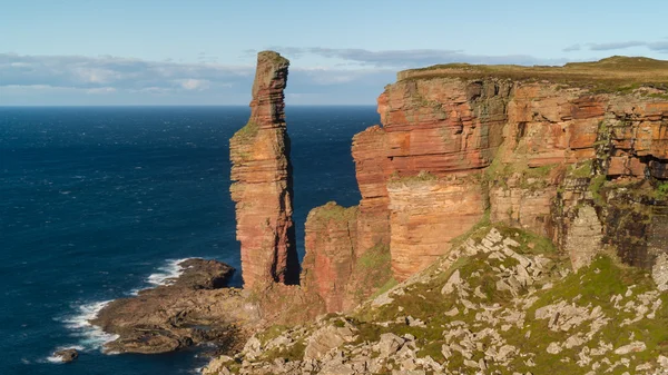 The Old Man of Hoy, sea stack on the island of Hoy, part of the Orkney archipelago off the north coast of Scotland. — Stock Photo, Image