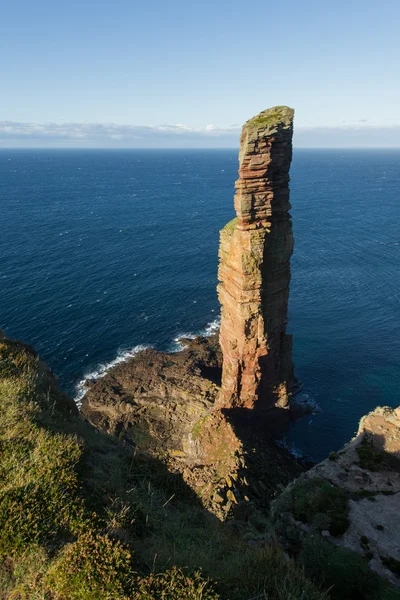The Old Man of Hoy, sea stack on the island of Hoy, part of the Orkney archipelago off the north coast of Scotland. — Stock Photo, Image
