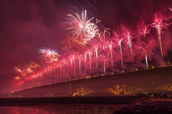 Groupe de personnes regardant des feux d'artifice sur le pont routier Forth, Édimbourg, Écosse, Royaume-Uni — Photo