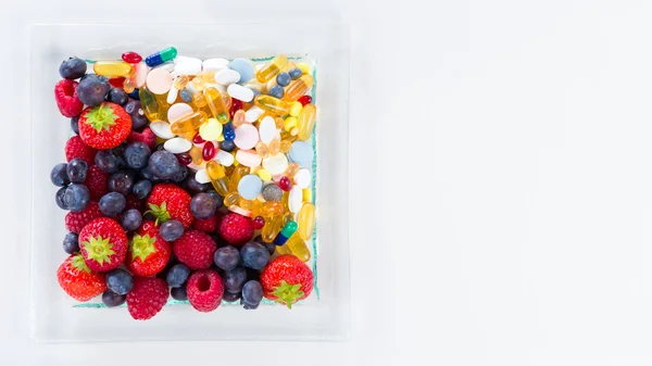 Mode de vie sain, concept de régime alimentaire, Fruits et pilules, suppléments vitaminiques avec espace de copie sur fond blanc — Photo