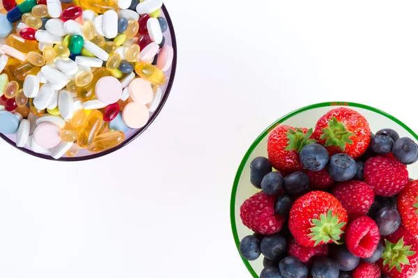 Hälsosam livsstil, diet koncept, frukt och piller, vitamintillskott med kopia utrymme på vit bakgrund — Stockfoto