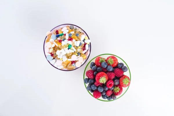 Estilo de vida saludable, concepto de dieta, frutas y pastillas, suplementos vitamínicos con espacio para copiar sobre fondo blanco — Foto de Stock