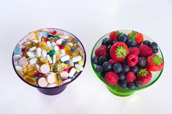 Estilo de vida saludable, concepto de dieta, frutas y pastillas, suplementos vitamínicos con espacio para copiar sobre fondo blanco —  Fotos de Stock