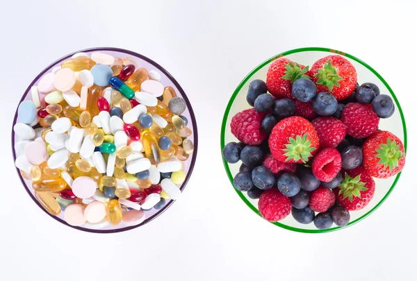 Estilo de vida saludable, concepto de dieta, frutas y pastillas, suplementos vitamínicos con espacio para copiar sobre fondo blanco — Foto de Stock