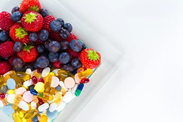 Mode de vie sain, concept de régime alimentaire, Fruits et pilules, suppléments vitaminiques avec espace de copie sur fond blanc — Photo