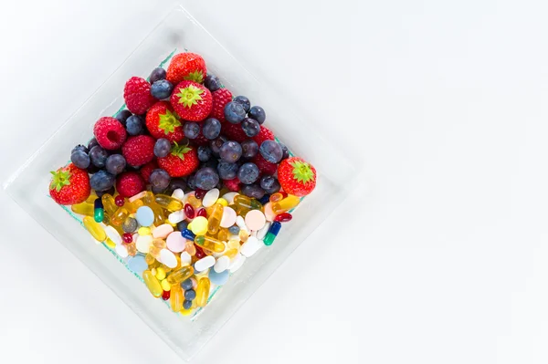 Estilo de vida saludable, concepto de dieta, frutas y pastillas, suplementos vitamínicos con espacio para copiar sobre fondo blanco —  Fotos de Stock