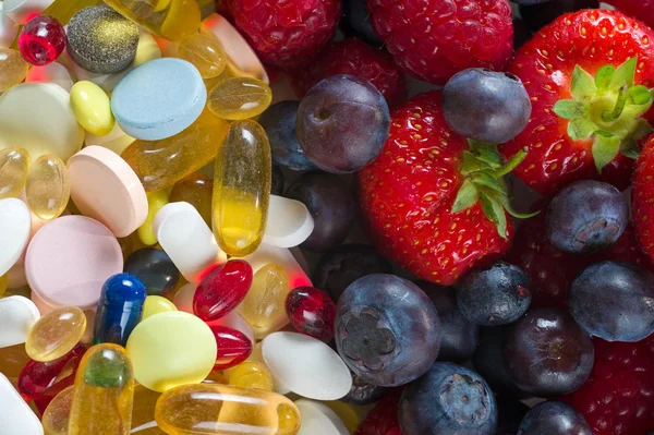 Sağlıklı yaşam, diyet kavramı, meyve ve hapları, vitamin ile beyaz arka plan üzerinde takviyeleri
