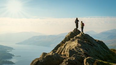 İki kadın yürüyüşçü Vadisi zevk dağın tepesinde görüntülemek, Ben A'an, Loch Katrine, Highlands, İskoçya, Birleşik Krallık