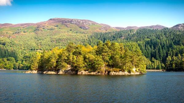 Fantastiska landskap, Loch Katrine, skotska högländerna, Storbritannien — Stockfoto