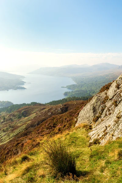 Lenyűgöző kilátás nyílik a Loch Katrine a Ben A'an, a Skót Felföld, Egyesült Királyság — Stock Fotó