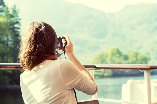 K nepoznání mladé ženské těší jízdy lodí, přičemž fotografie, Loch Katrine, skotské vysočiny, Velká Británie — Stock fotografie