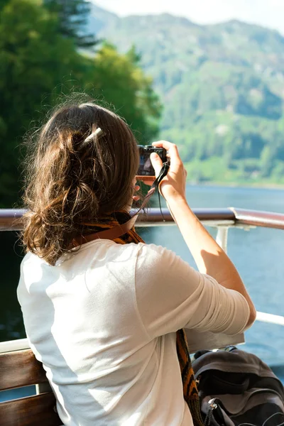 Oigenkännlig unga kvinnliga njuta av båtturer, ta fotografier, Loch Katrine, skotska högländerna, Storbritannien — Stockfoto