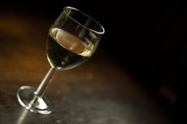 kopya alanı ile bir bardak soğuk beyaz şarap renkli görüntü