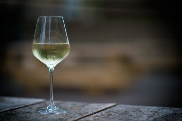 Imagem colorida de vinho branco resfriado em um copo, com espaço de cópia — Fotografia de Stock