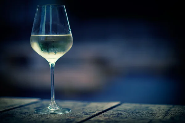 Imagem colorida de vinho branco resfriado em um copo, com espaço de cópia — Fotografia de Stock