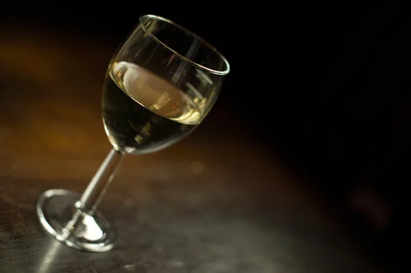 Kleurenafbeelding gekoeld witte wijn in een glas, met kopie ruimte — Stockfoto