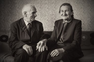 Şirin 80 artı yıl yaşlı evli çift evlerinde bir portre için poz. Aşk sonsuza kadar kavramı.